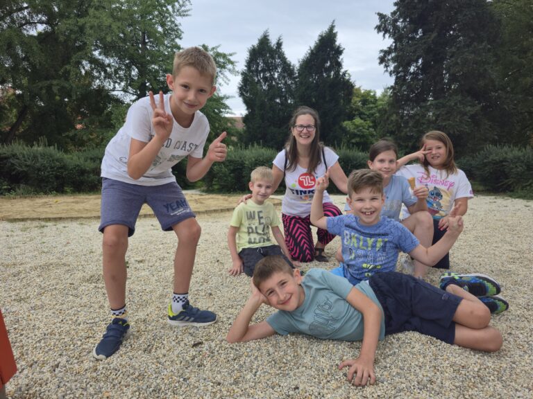 vidám gyerekek játszanak a nyári tábor Szombathelyen