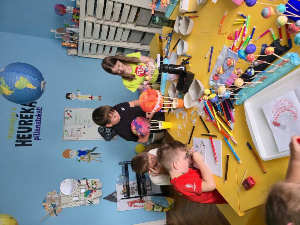 gyerekek kreatív feladatot oldanak meg nyári tábor Szombathely