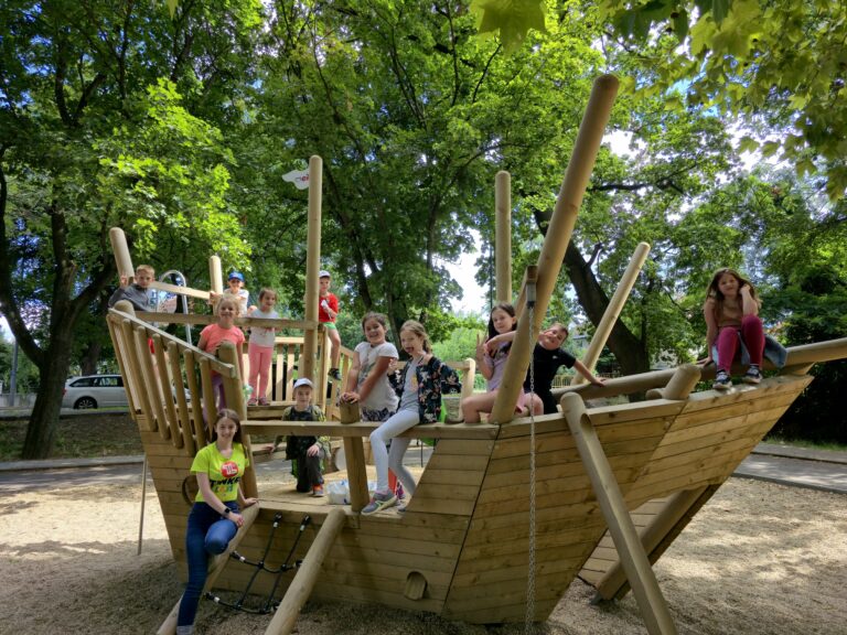 gyerekek közös játék és csapatmunka közben nyári táborban