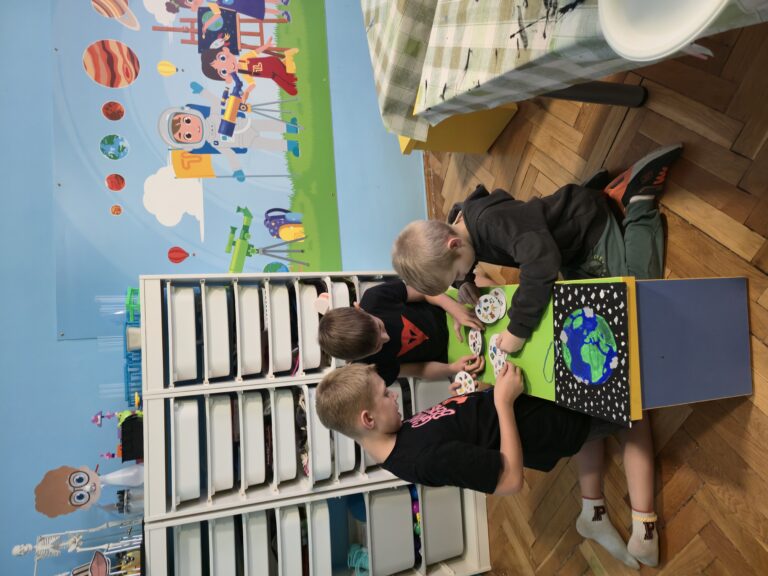 gyerekek logikai játékot játszanak nyári tábor Szombathely